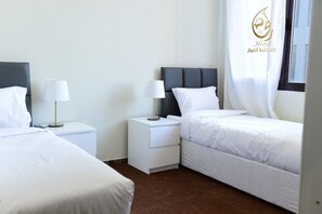 Minibar, Zimmersafe, Schreibtisch, Verdunkelungsvorhänge