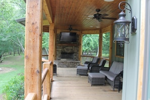 Terrace/patio - Toccoa River Dreams - Direct Riverfront Home - Very Private (Mineral Bluff)