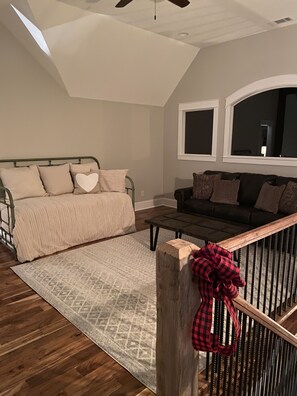 TV, peis, DVD-spiller og bøker