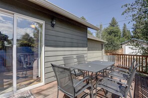 Outdoor dining - Huckleberry Cottage - A/C, Hot Tub, Ping Pong, Walk to Everything, Perfect Bend Westside Cottage (Bend)