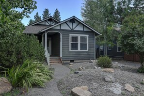 Exterior - Huckleberry Cottage - A/C, Hot Tub, Ping Pong, Walk to Everything, Perfect Bend Westside Cottage (Bend)