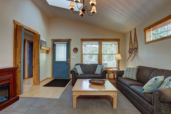 TV, DVD player, ping pong - Huckleberry Cottage - A/C, Hot Tub, Ping Pong, Walk to Everything, Perfect Bend Westside Cottage (Bend)