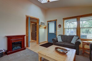 TV, DVD player, ping pong - Huckleberry Cottage - A/C, Hot Tub, Ping Pong, Walk to Everything, Perfect Bend Westside Cottage (Bend)