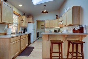 Køleskab, mikrobølgeovn, ovn, kogeplade