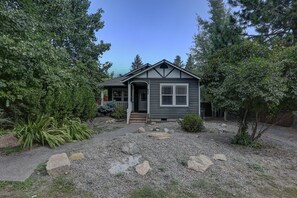 Exterior - Huckleberry Cottage - A/C, Hot Tub, Ping Pong, Walk to Everything, Perfect Bend Westside Cottage (Bend)