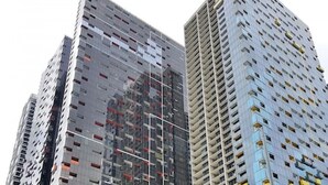Un edificio moderno de gran altura con múltiples pisos y amplias ventanas.