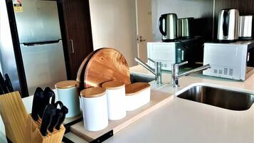 Frigorifero, microonde, forno, piano cottura