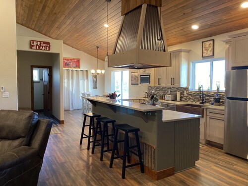 Mountain Meadow, 3-bedroom vacation home, close to RMNP & lakes, Hot tub, W/D