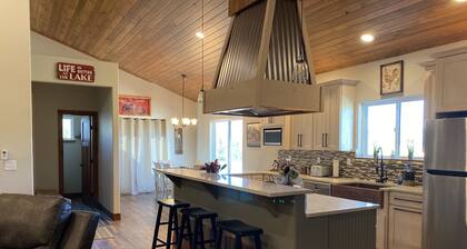 Mountain Meadow, 3-bedroom vacation home, close to RMNP & lakes, Hot tub, W/D