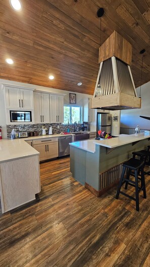 Réfrigérateur, four à micro-ondes, un four, surface de cuisson