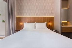 Estudio estándar | Camas con pillow-top y muebles diferentes 
