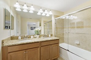 Rumah, 4 kamar tidur (3 Bathrooms) | Kamar mandi | Pengering rambut, handuk, sabun, dan tisu toilet