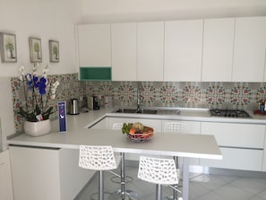 Microwave, dishwasher, coffee/tea maker, cookware/dishes/utensils - Villa Tesoro in Positano (Positano)