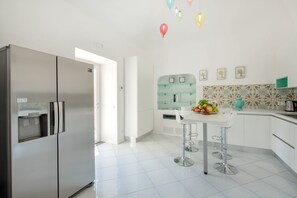 Microondas, lavavajillas, cafetera/tetera, utensilios de cocina