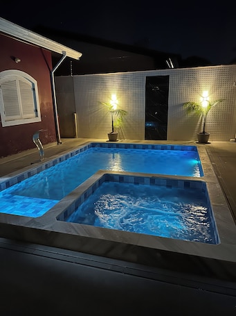 Outdoor pool. House with Pool in the Center of Bertioga
