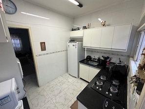 Geladeira, micro-ondas, cooktop, torradeira