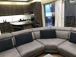 Smart-TV, Kamin, Bücher