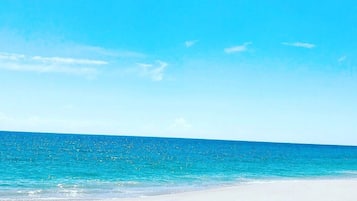 Sur la plage, chaise longue, serviettes de plage