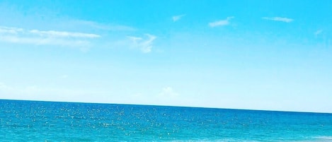 En la playa, camastros y toallas de playa