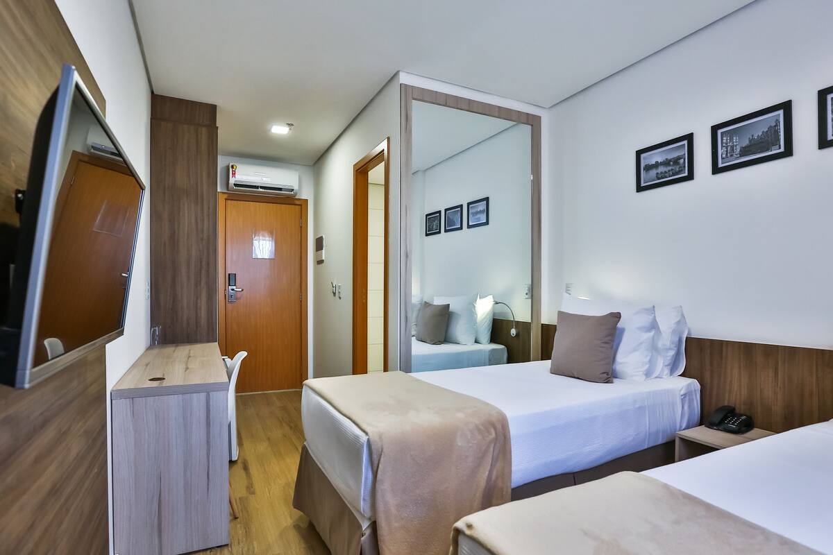 standard single room | minibar, in-room safe, individually decorated, desk