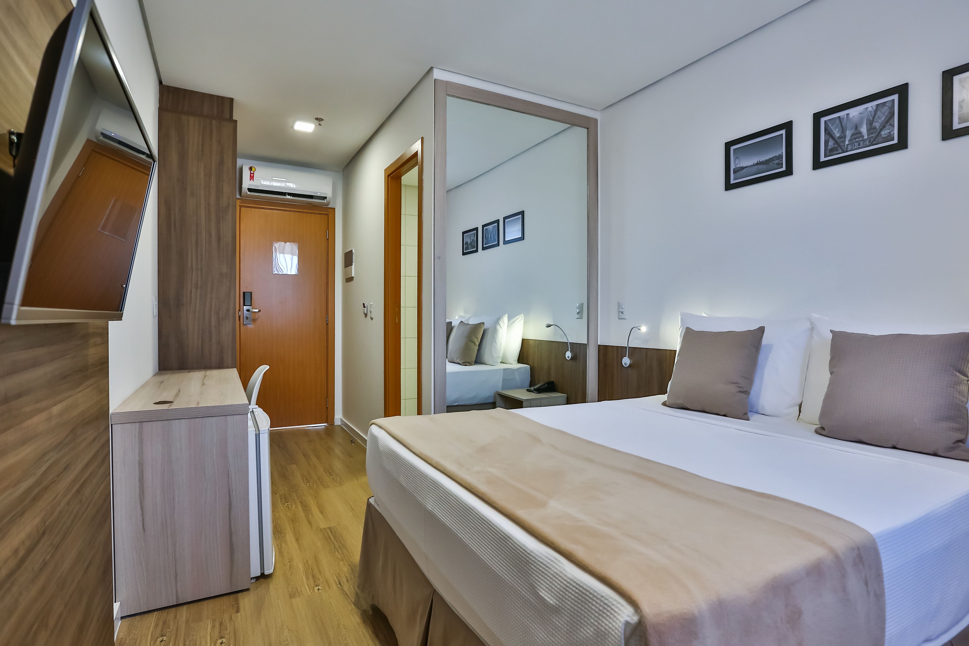 standard double room | minibar, in-room safe, individually decorated, desk
