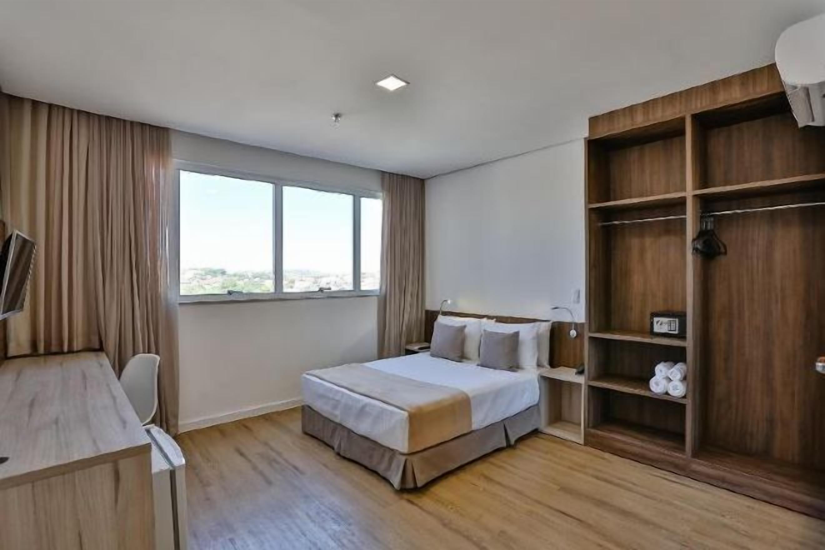 Frigobar, cofres nos quartos, individualmente decorados, escrivaninha