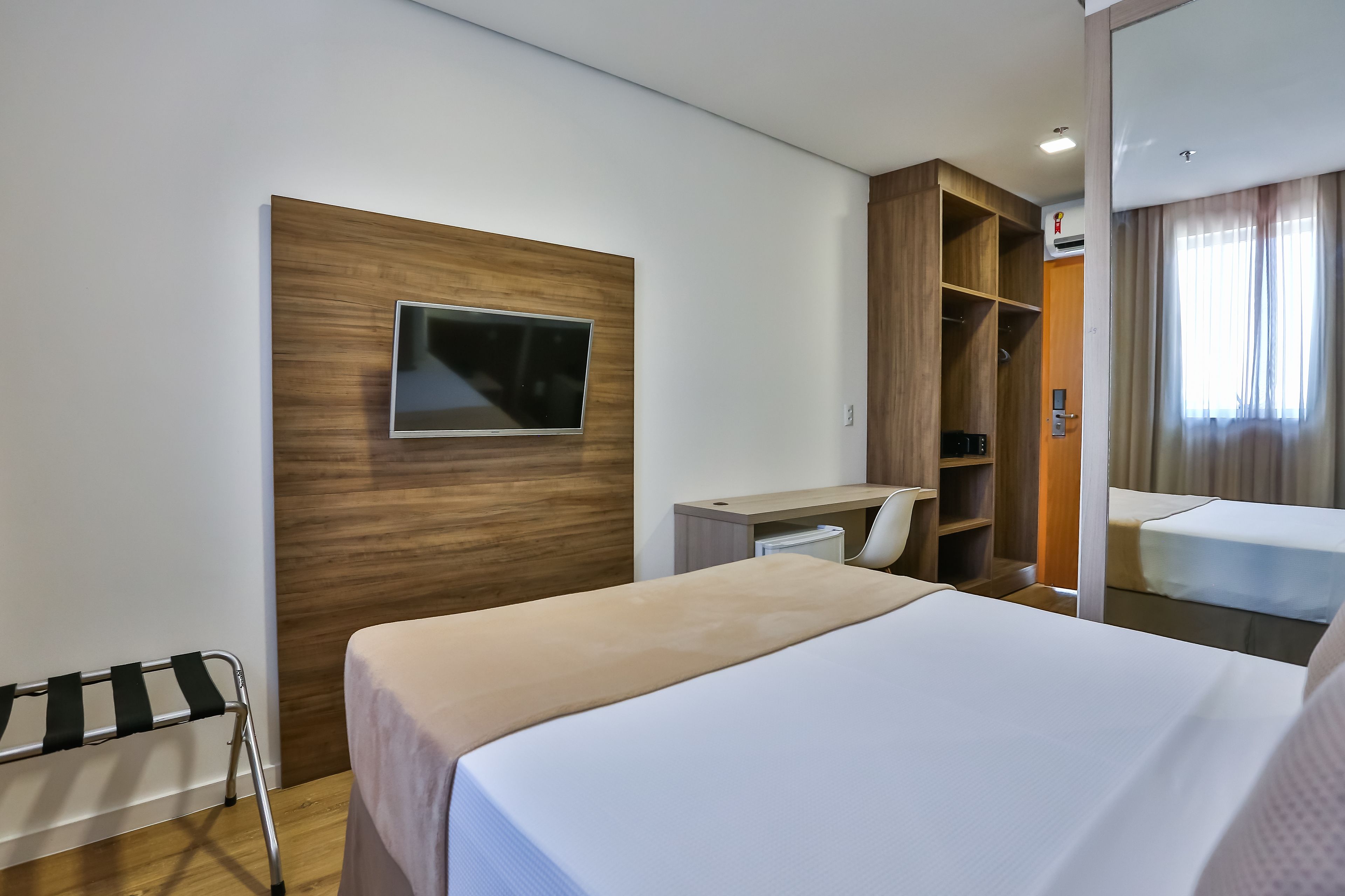 standard double room | minibar, in-room safe, individually decorated, desk