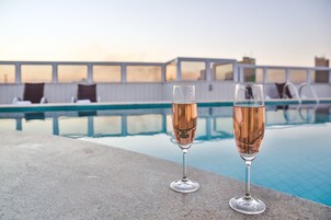 Una piscina al aire libre, una piscina en la azotea