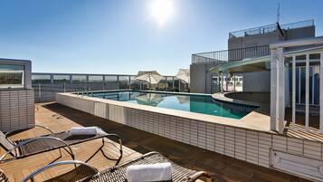 Piscina externa, piscina no terraço, espreguiçadeiras