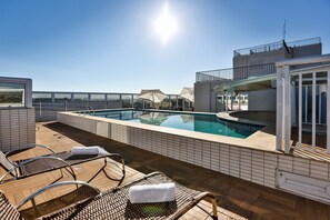 Außenpool, Pool auf dem Dach, Liegestühle