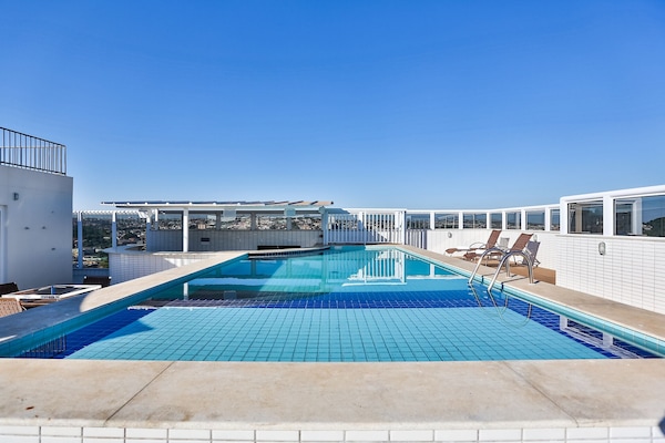 Piscine extérieure, piscine sur le toit, chaises longues