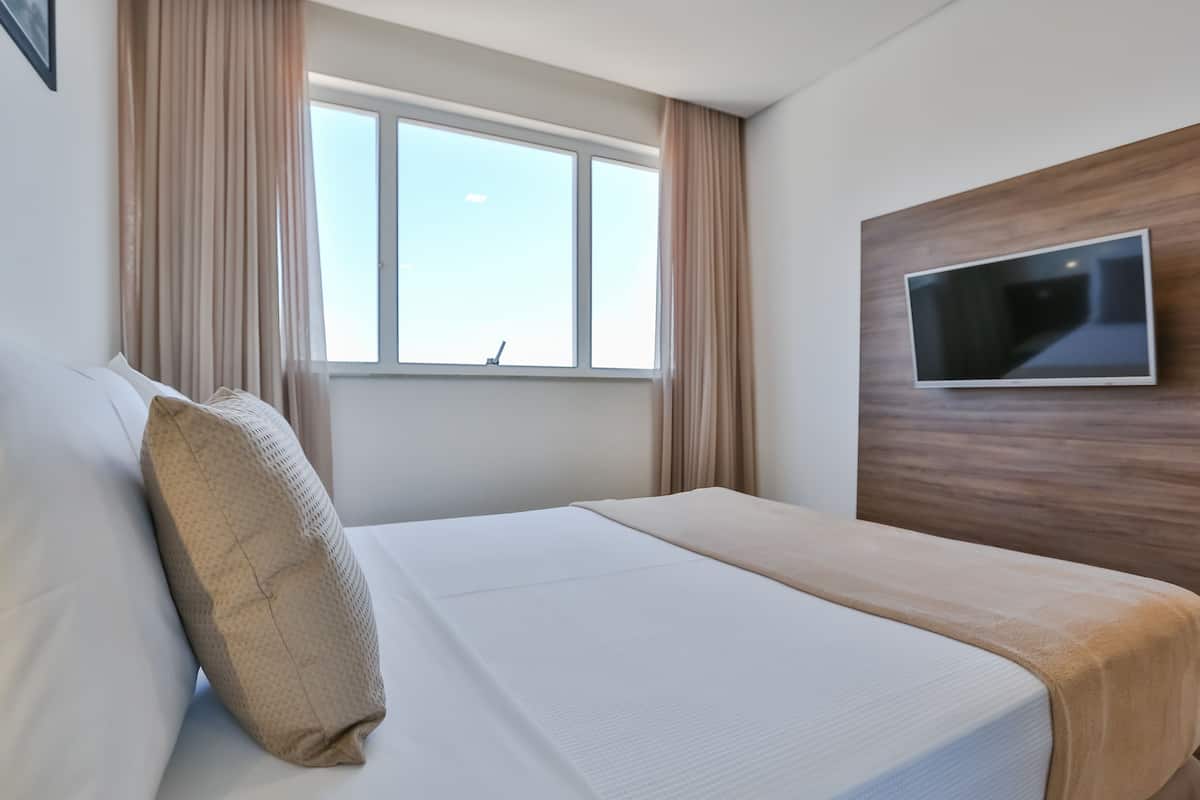 standard double room | minibar, in-room safe, individually decorated, desk