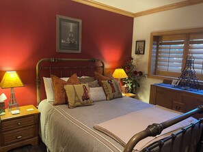 8 bedrooms, desk, iron/ironing board, travel crib - Home for 22, Ski Shuttle, Hot Tub, Pool, Dog OK Tennis/Pickleball/Pool Table (Edwards)