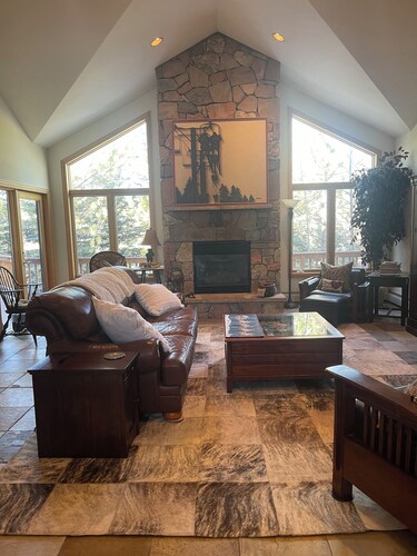 Huge Home for 22, Ski Shuttle, HotTub, Pool, Dog OK Tennis/Pickleball/Pool Table
