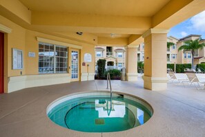 Outdoor spa tub - Disneys Den by VillaDirect (Davenport)