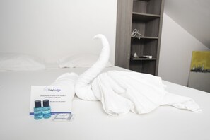 Apartamento, 1 habitación | Servicios del cuarto de baño | Ducha, cabezal de ducha tipo lluvia, secador de pelo y toallas