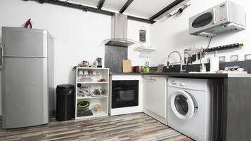 Appartement, 1 chambre | Cuisine privée | Grand réfrigérateur, micro-ondes, four, plaque de cuisson