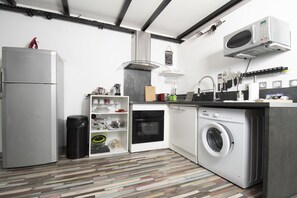 Apartment, 1 Bedroom | Private kitchen | Full-size fridge, microwave, oven, stovetop