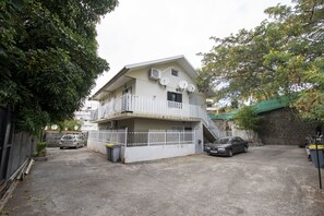 Vista frontal de la propiedad