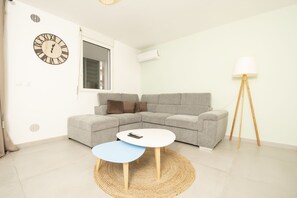 Apartment, 2 Bedrooms | Living area