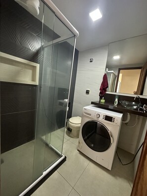 Shower, hair dryer, toilet paper -  Apt 2 bedrooms air cond and wifi just across the street and is on the beach of the fort. (Centro)