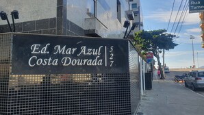 Un letrero con el texto 'Ed. Mar Azul Costa Dourada' y los números '5 2 7'.