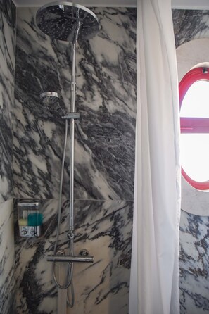 Studio Deluxe (Serra) | Douche de la salle de bain