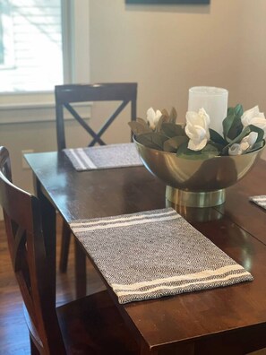 Dining - #PeteRetreat -2 blocks from OSU, newly remodeled (Stillwater)