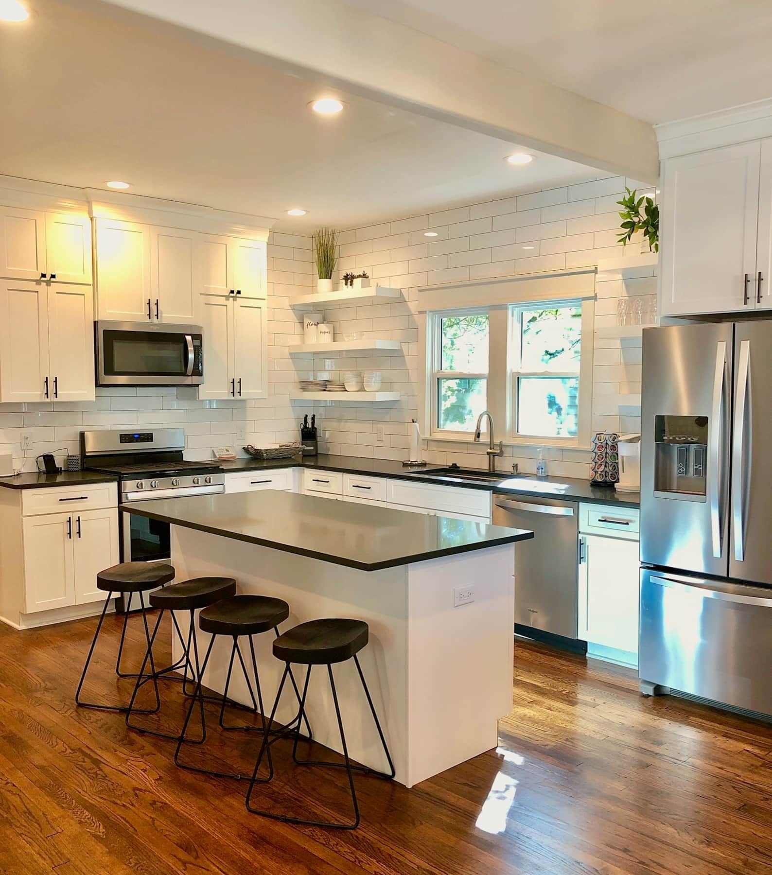 Kjøleskap, mikrobølgeovn, ovn og kokeplater