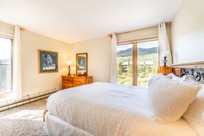3 bedrooms, iron/ironing board, WiFi, bed sheets - Two Private Balconies w/ Beautiful Views & Short Walk to Lifts, Shops, Dining (Keystone)
