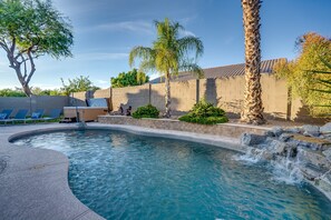 Ulkouima-allas, lämmitetty uima-allas, aurinkotuoleja