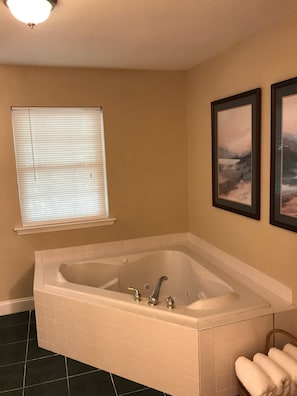 Hair dryer, towels, soap, shampoo - Large spacious house (Fairburn)