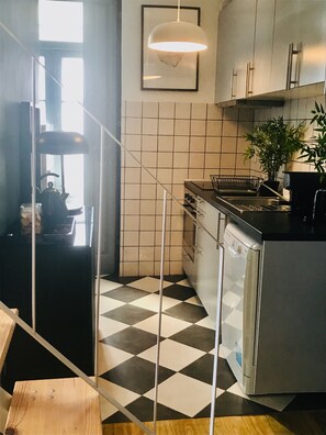 Kylskåp, mikrovågsugn, ugn och spishäll