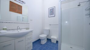 Shower, hair dryer, towels - CEDAR HOLIDAY UNITS - APARTMENT 1: Bright (Bright)